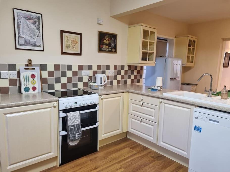 Spacious Detached Home With Beautiful Seaviews, Sleeps 6 Trimingham Екстер'єр фото